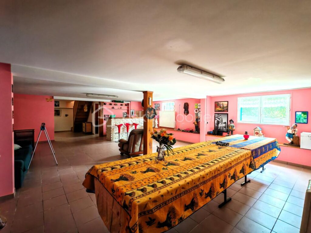 Maison à la vue magique de plain pied, sous-sol total et piscine – 8 pièces – 5 chambres – 269 m²