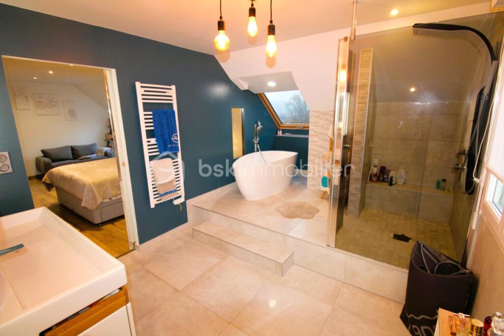 Maison individuelle de 180 M2 sur terrain de 1025 M2 à RECHESY – 5 pièces – 3 chambres – 180 m²