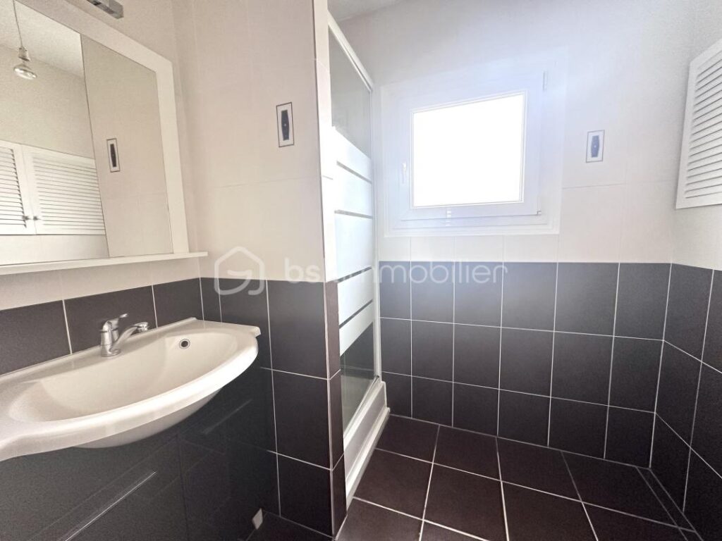 Maison mitoyenne d’un côté – 5 pièces – 2 chambres – 86 m²