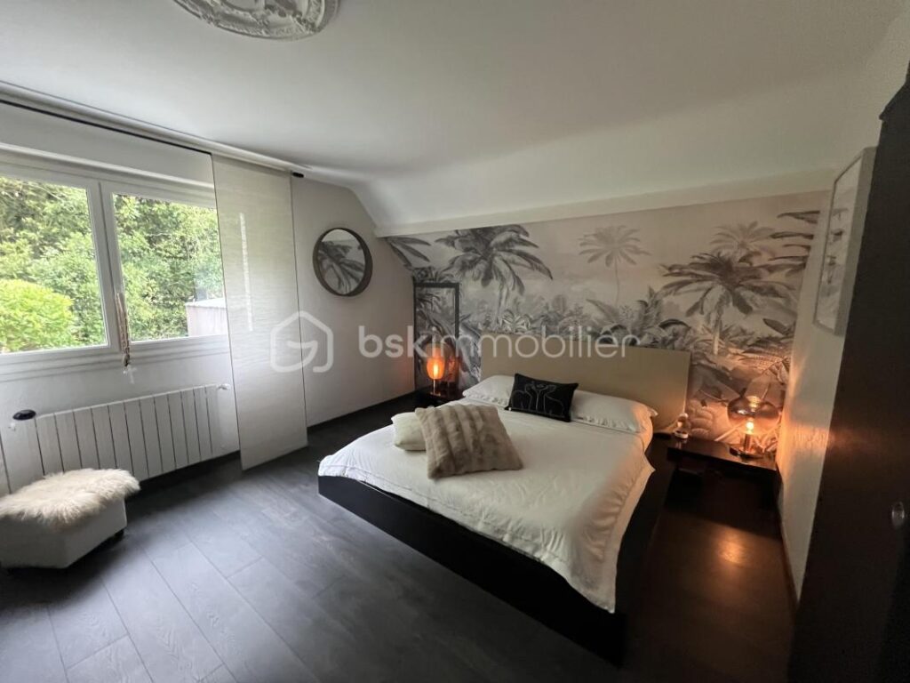 MAGNIFIQUE MAISON D’ARCHITECTE, AU CALME, AU PIED DES COMMERCES ET PROCHE GARE – 6 pièces – 3 chambres – 168 m²