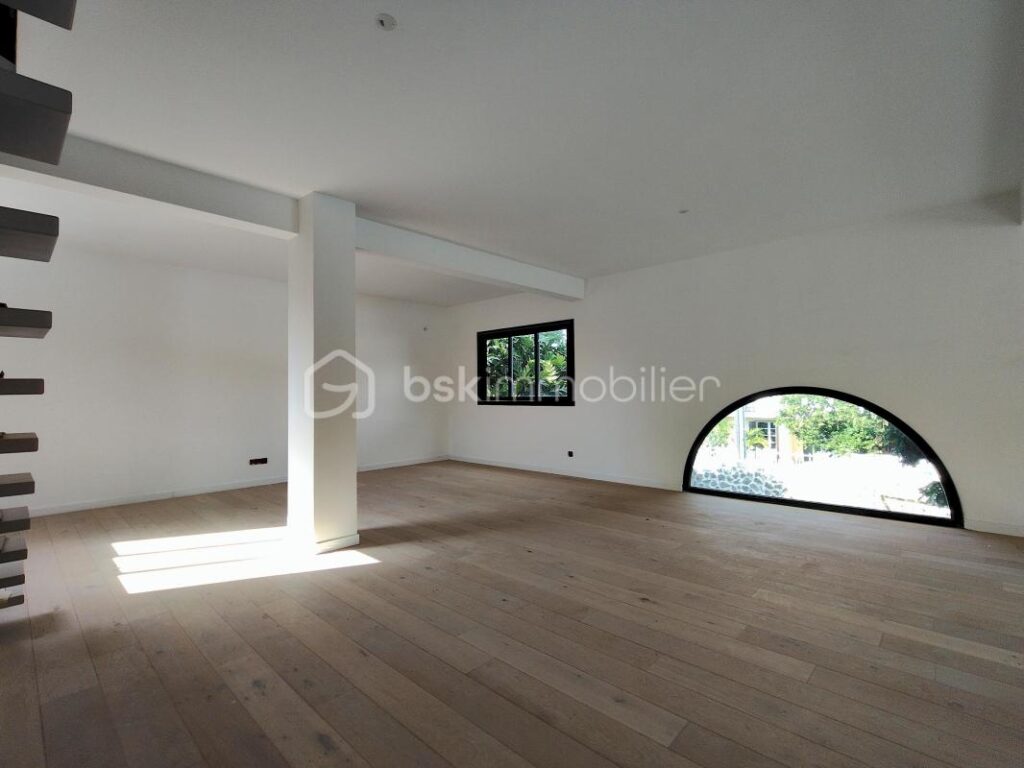 Villa Neuve de 200m² avec piscine – Saint-Paul – 5 pièces – 2 chambres – 200 m²