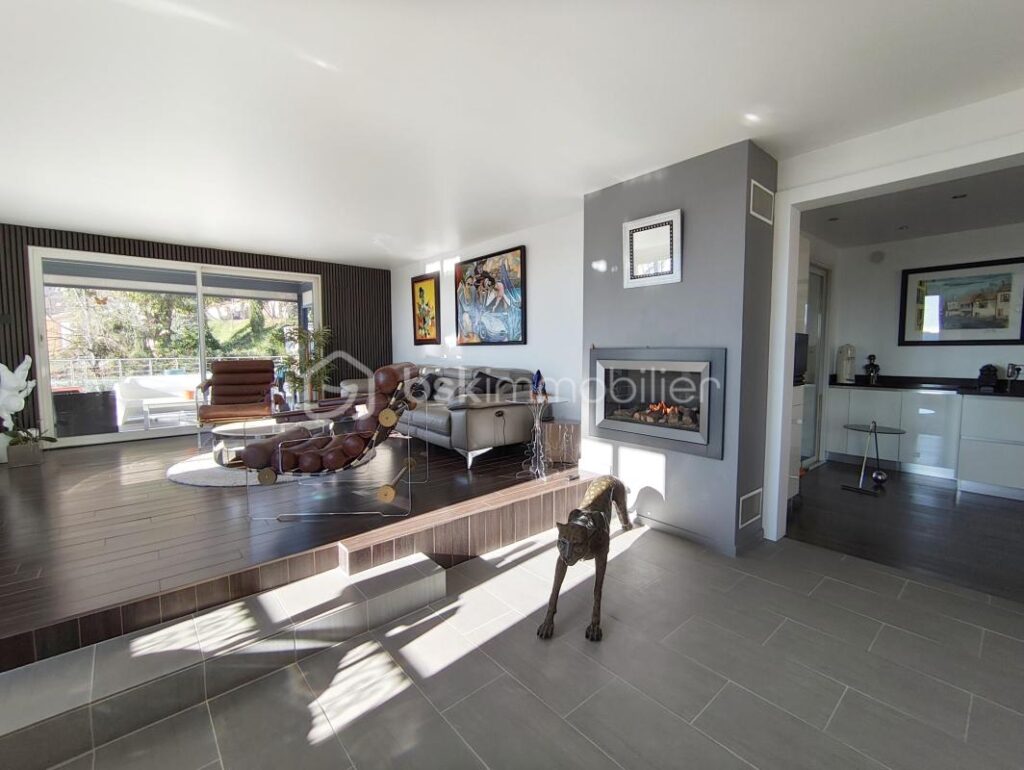 VILLA DE PRESTIGE – 270m² – PISCINE – CARROS VILLAGE – 7 pièces – 5 chambres – 264 m²