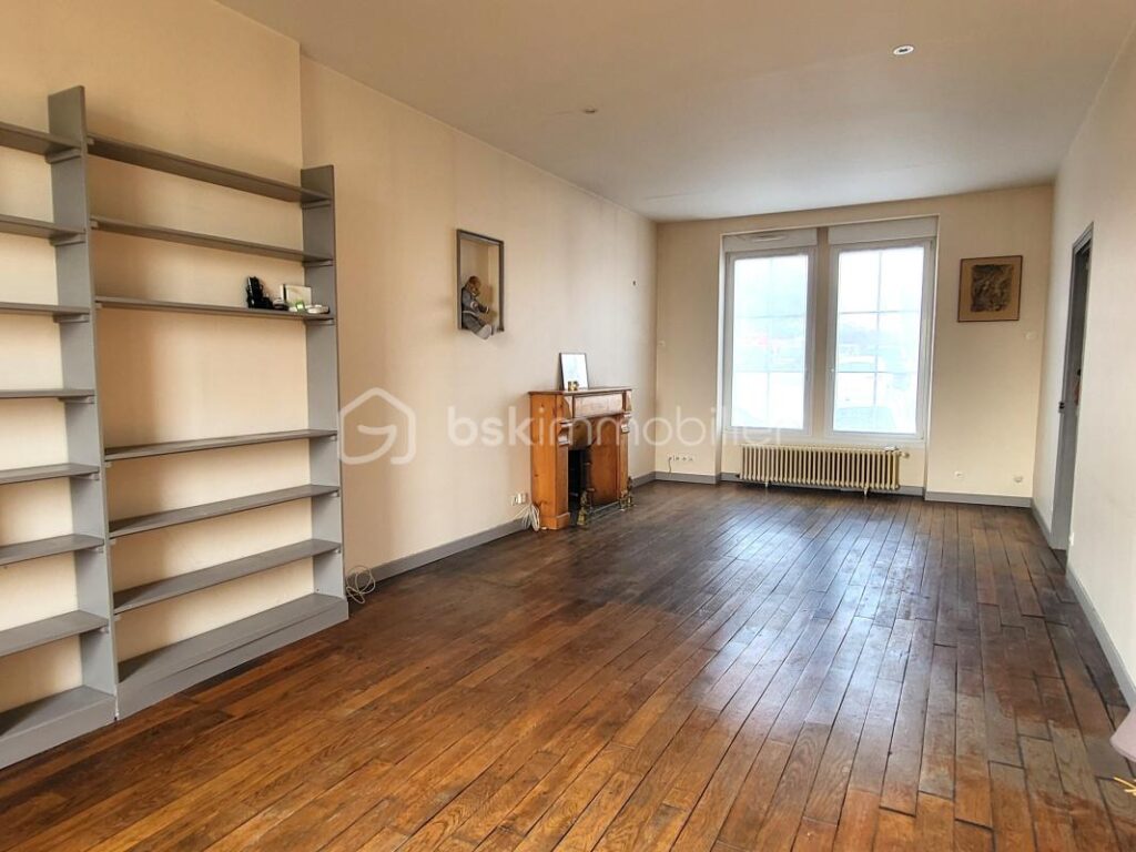 Une maison pleine de vie et de caractère située à Avranches ! – 7 pièces – 4 chambres – 215 m²