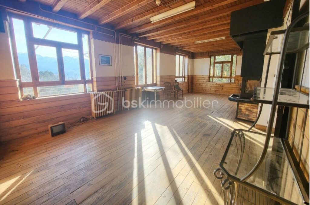 ***Opportunité rare pour investisseurs *-*vaste bâtisse de caractère à Embrun-*** – 40 pièces – NR chambres – 900 m²