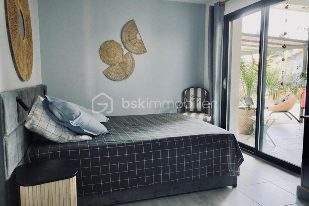 T5 CONTEMPORAINE PISCINE COMMERCES A PIED – 5 pièces – 5 chambres – 144 m²