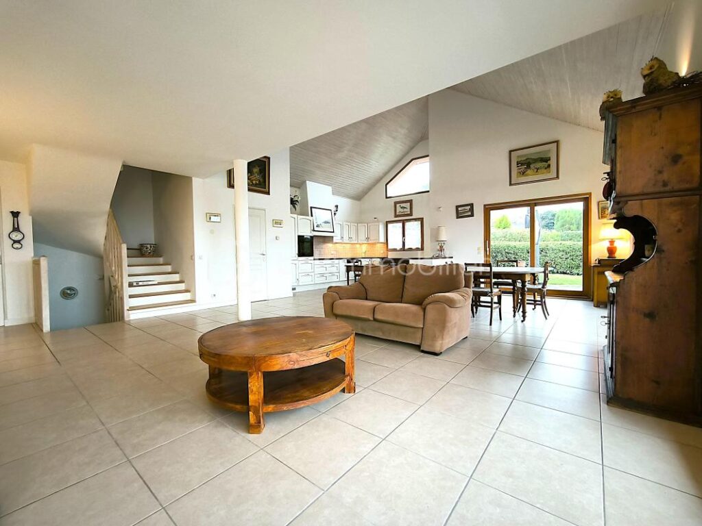 Maison à deux pas de la frontière Suisse – 6 pièces – 3 chambres – 179 m²