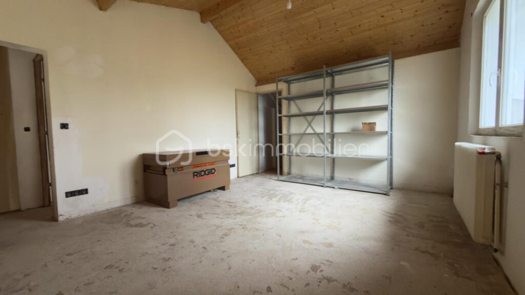 Magnifique maison de 136 m2 sur 4000 m2 de terrain – 6 pièces – 3 chambres – 136 m²