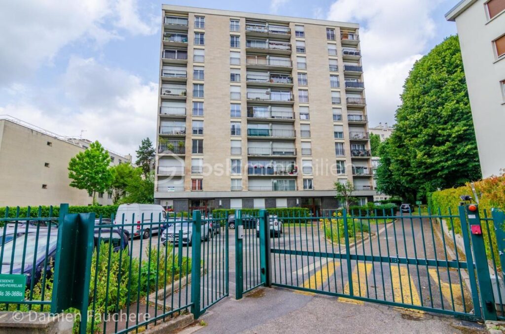 Spacieux 3 pièces traversant et en très bon état ! Avec 2 balcons et une cave, à 2 pas du Centre de Châtillon !! – 3 pièces – 2 chambres – 72 m²