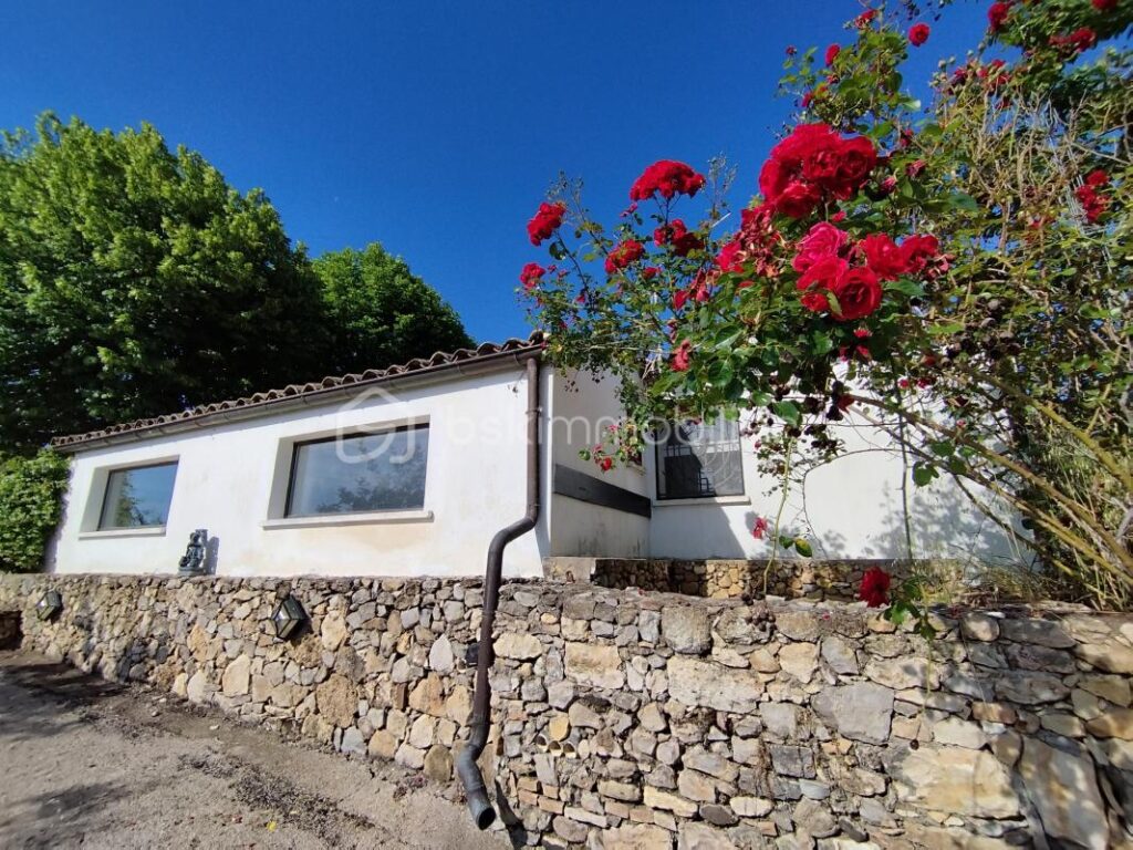 Propriété de 2 habitations et hangars – NR pièces – 8 chambres – 402 m²