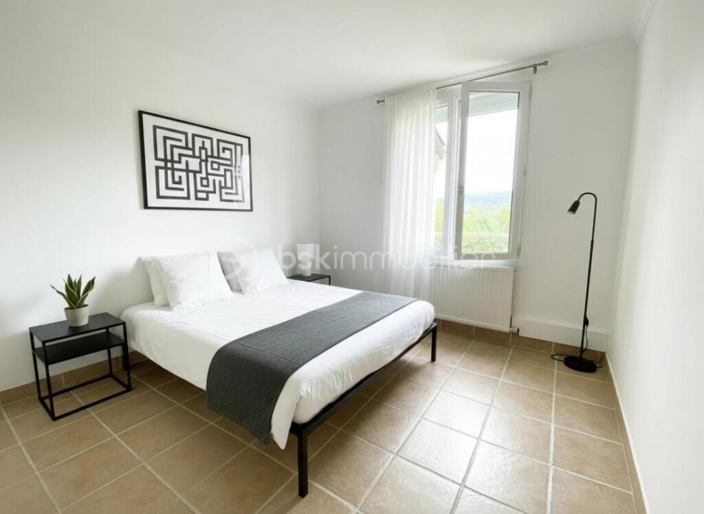 Maison de plain-pied avec piscine et vue dégagée sur le Luberon – Calme – 6 pièces – 5 chambres – 106 m²