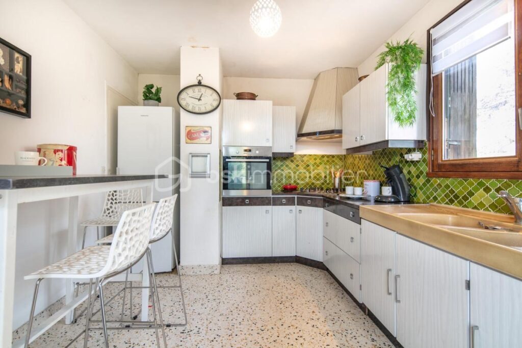 Charnècles – Maison de 123 m² avec grand terrain de 1 400 m² – 5 pièces – 3 chambres – 123 m²