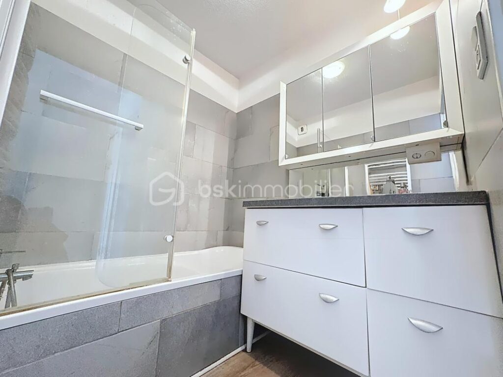 ✨ T4 traversant avec terrasse, vue dégagée et parc – Résidence fermée avec ascenseur ✨ – 4 pièces – 3 chambres – 84 m²