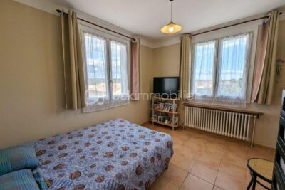 VILLA DE TYPE 6 AVEC PISCINE ET GARAGE – 6 pièces – 3 chambres – 101 m²