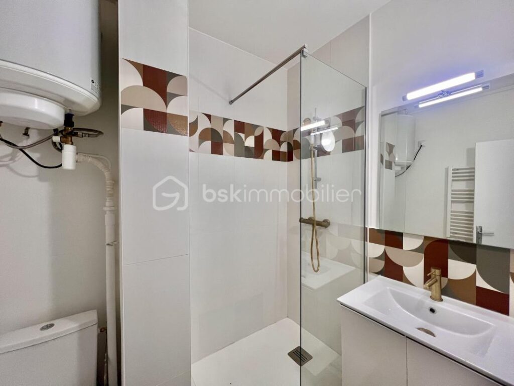 Studio de 16,28 m2 au 5ème et dernier étage, lumineux, BOULEVARD NEY – Paris XVIIIème – 1 pièce – NR chambres – 16 m²