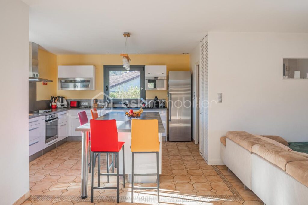 Maison individuelle de 130 m² habitables (174 m² au sol), terrain de 750 m2, vue sur les massifs, DPE C – 6 pièces – 4 chambres – 130 m²