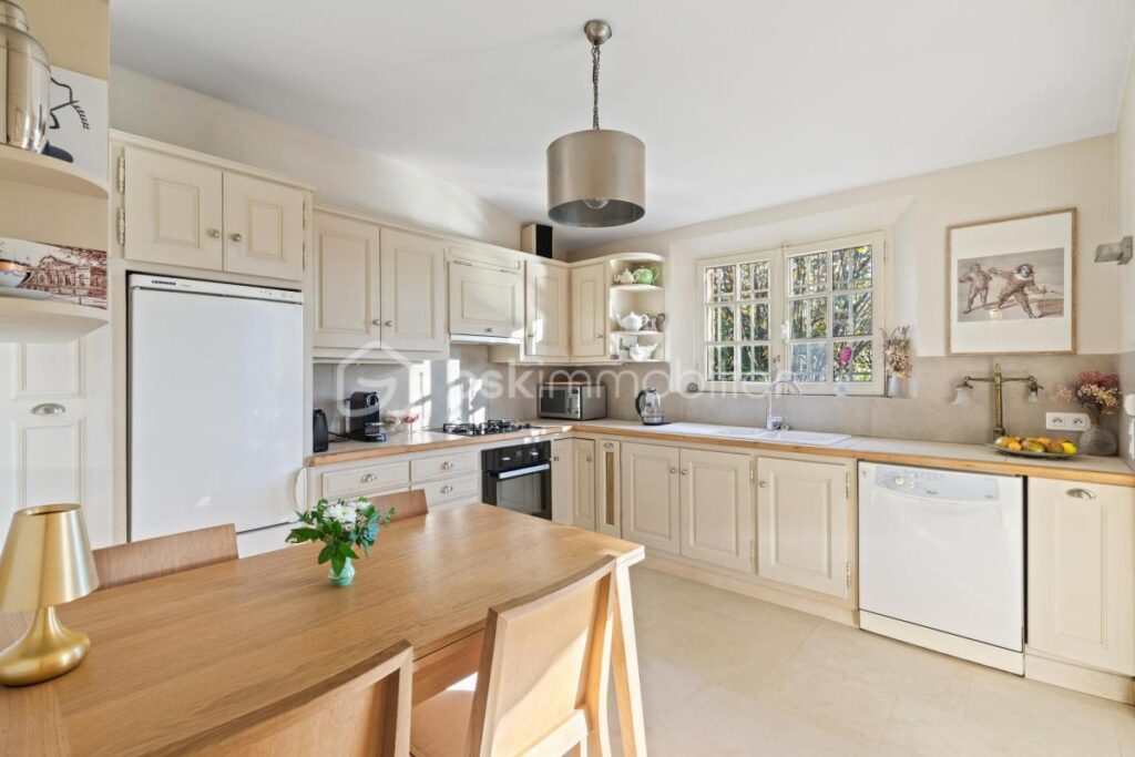 Une villa clés en main, alliant charme et sérénité dans un écrin de verdure – 5 pièces – 4 chambres – 170 m²