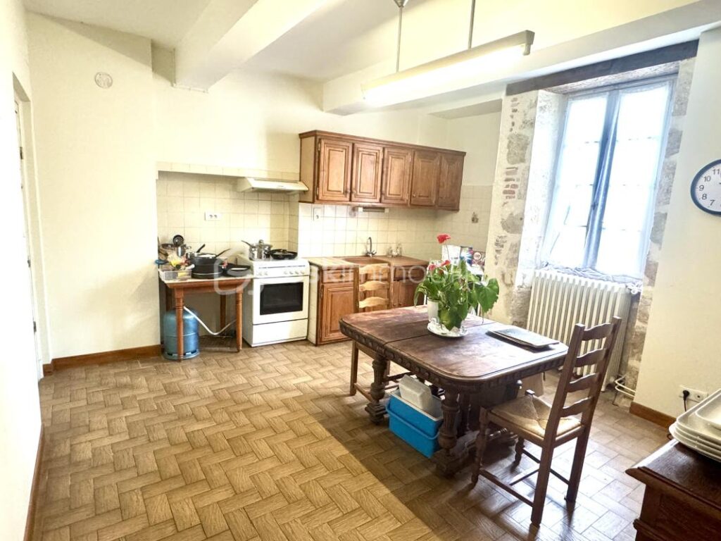 Au cœur du Gers – Maison de caractère en pierre avec chambres d’hôtes et dépendances – 9 pièces – 5 chambres – 202 m²