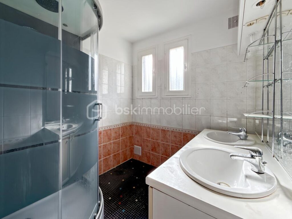 Maison 7 pièces de 141m2 à PARON (89100) – 7 pièces – 5 chambres – 141 m²