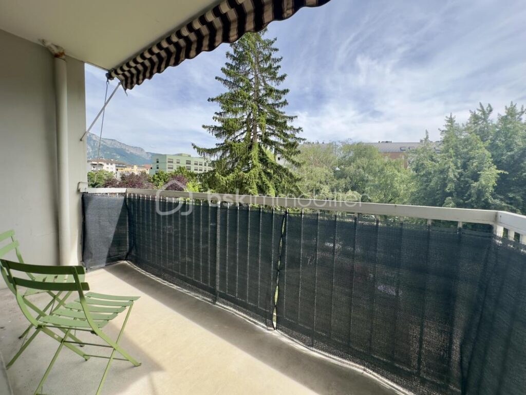 Annecy – T3 rénové de 81 m² avec balcon plein sud et cave – 3 pièces – 2 chambres – 80 m²