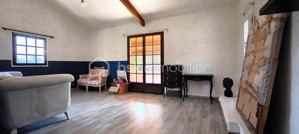 A vendre magnifique villa , avec un grand jardin et une piscine au pied du Luberon , sur Mérindol – 6 pièces – 5 chambres – 155 m²