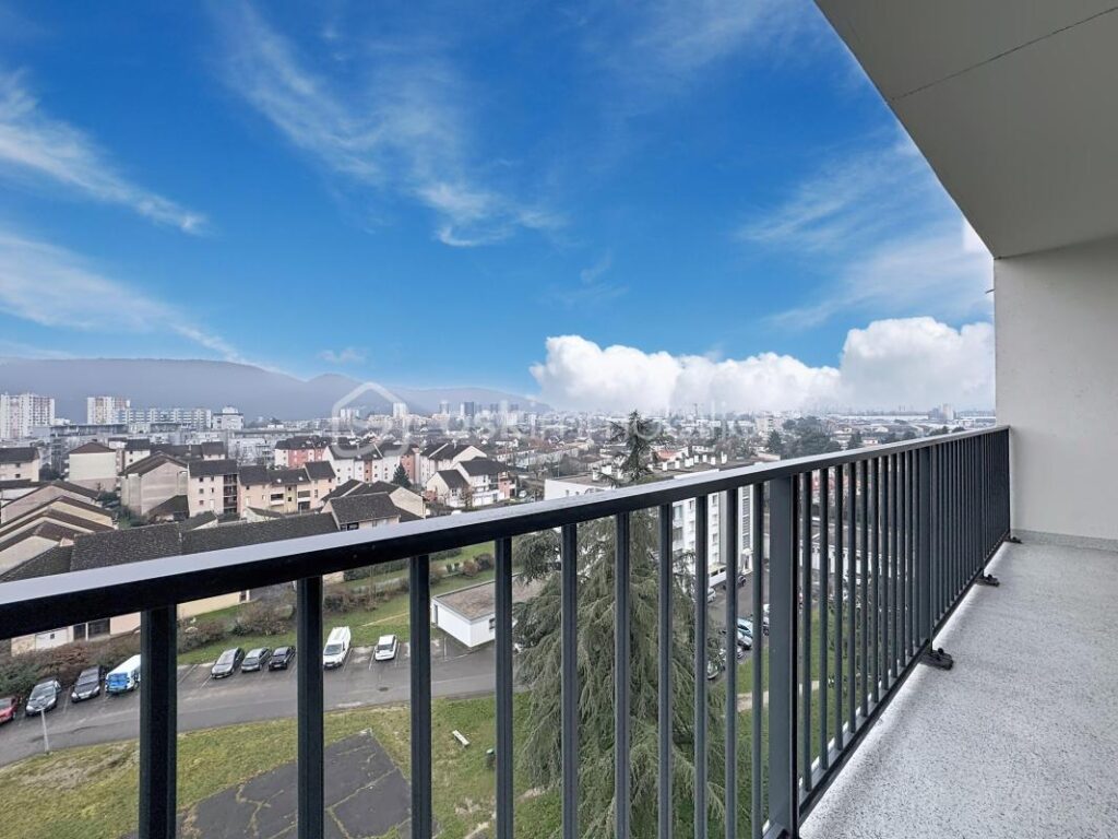 Coup de cœur – T4 transformé en T3 – 77 m² – 8ᵉ étage, vue imprenable, balcon – 4 pièces – 3 chambres – 77 m²