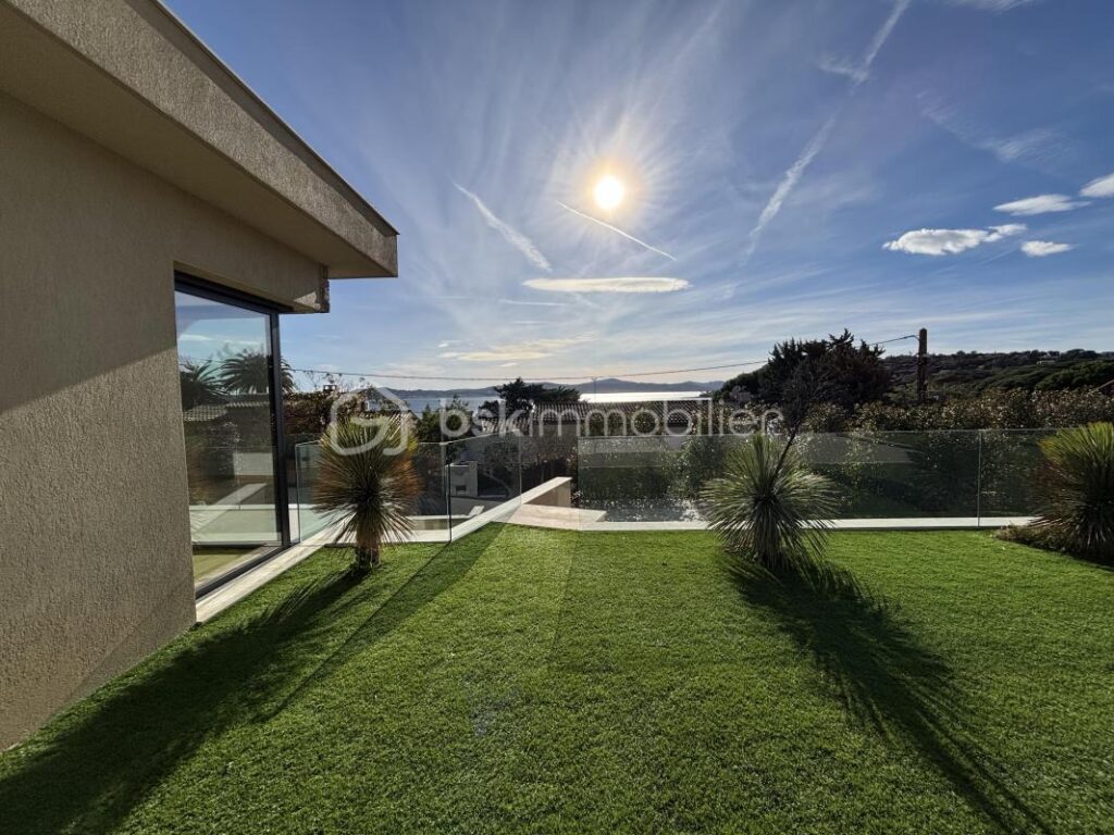 SAINTE MAXIME Villa contemporaine de prestige avec vue mer – 5 pièces – 4 chambres – 262 m²