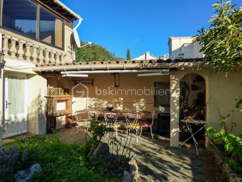 Un havre de paix en plein centre de Sainte-Maxime : maison de caractère et grand jardin arboré – 5 pièces – 3 chambres – 152 m²