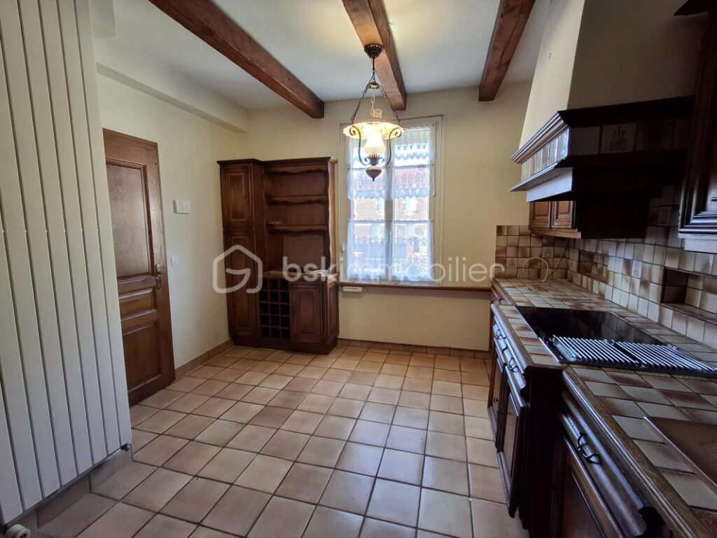 ***CHARMANTE MAISON ANCIENNE 135 M2 HAB. AVEC BEAU JARDIN 420 M2, GARAGE FERME ET DEPENDANCES *** – 7 pièces – 4 chambres – 135 m²