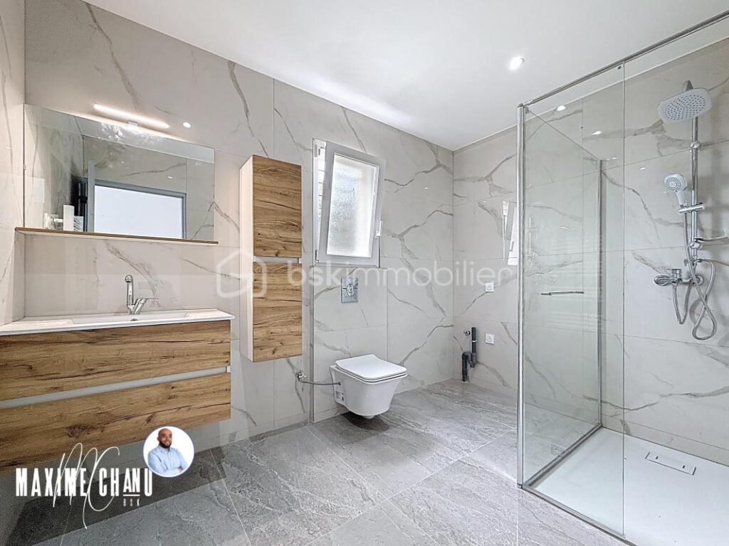 Maison à fort potentiel – 171 m² sur 3 niveaux à Vailhauquès – 7 pièces – 6 chambres – 171 m²