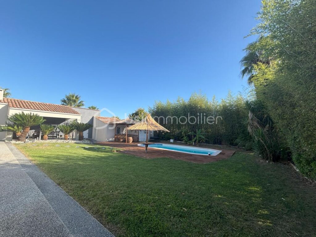 A vendre – Belle maison familiale de plain-pied de 153 m² sur un terrain de 1000m² avec jardin arboré et piscine – 5 pièces – 4 chambres – 153 m²