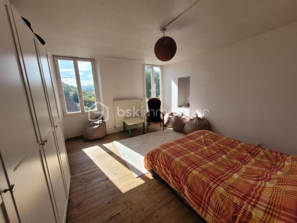 Rives Maison familiale Individuelle 250 000 € – 8 pièces – 7 chambres – 194 m²