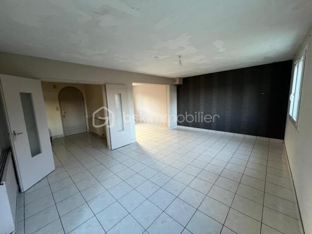 Charmante Maison Familiale de 111 m² – Grand Terrain et Sous-sol Complet – 5 pièces – 3 chambres – 111 m²