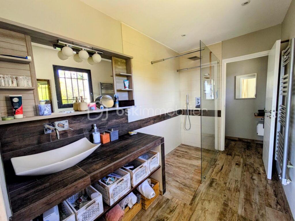 Maison de plain pied de 110m2, une vue dégagée, piscine – 4 pièces – 2 chambres – 110 m²