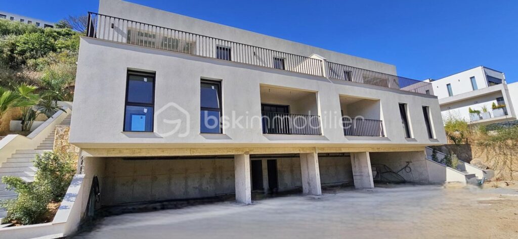 A saisir… ! Corse – Rive sud d’Ajaccio à Pietrosella- Résidence ORZIOLO 2. Appartement T3 de 71 m2 + loggia de 12 m2, situé à 3 km de la mer, proche des commerces… ! – 3 pièces – 2 chambres – 71 m²