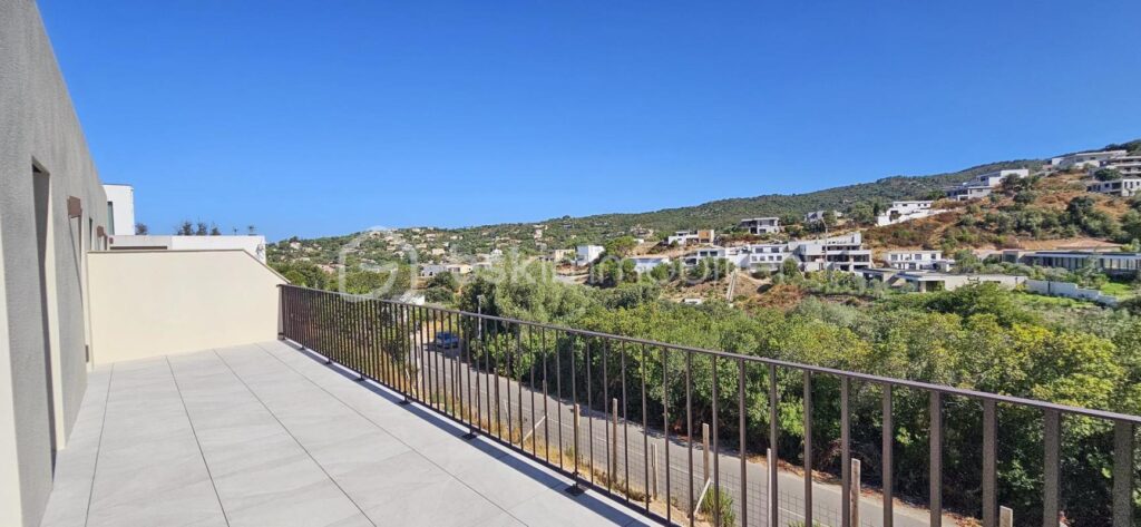 Corse – Rive sud d’Ajaccio à Pietrosella Résidence ORZIOLO 2. Appartement T3 de 67 m2 + loggia et terrasse de 35 m2, situé à 3 km de la mer, proche des commerces… ! – 3 pièces – 2 chambres – 67 m²