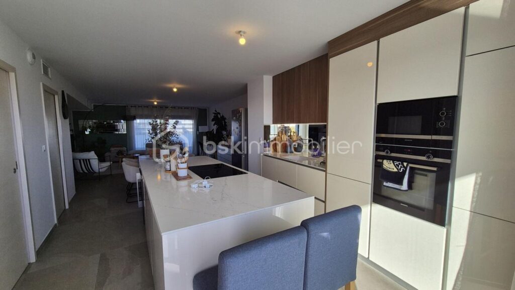 A VENDRE APPARTEMENT RECENT TRAVERSANT DE 122M² A CANET EN ROUSSILLON – COTE PORT – TERRASSES DE 100 M² – TROIS CHAMBRES – PARKING PRIVE – GARAGE INDIVIDUEL – CLIMATISATION GAINABLE – CUISINE D ETE – SPA – VUE DEGAGEE SUR LES ALBERES – 5 pièces – 3 chambres – 122 m²