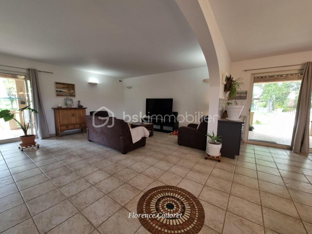 GRANDE VILLA AU CALME AUX PORTES D UZES – 8 pièces – 6 chambres – 239 m²