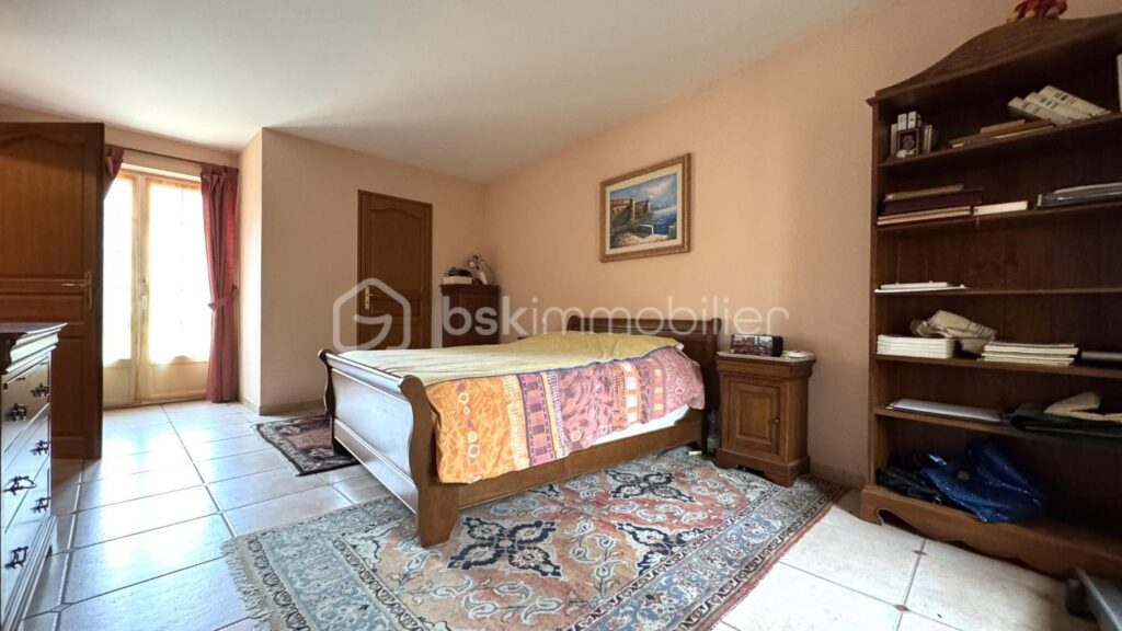 À vendre : Grande maison de ville à Germigny-l’Évêque 210m2 – 7 pièces – 5 chambres – 210 m²