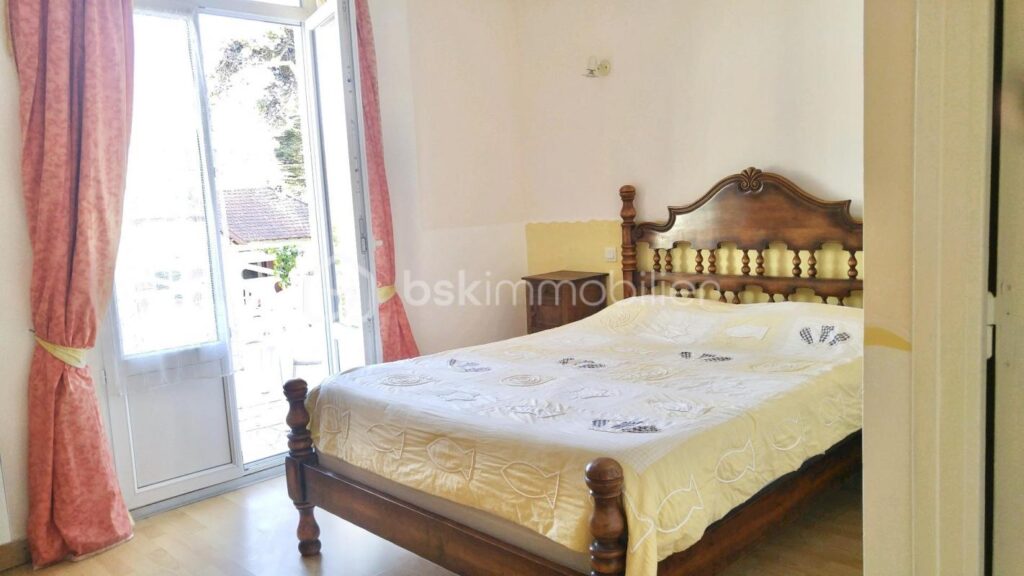 IMMEUBLE MIXTE DE 348m2 AVEC HÔTEL, LOFT, BOUTIQUE ET CAFÉ ! – 11 pièces – NR chambres – 348 m²