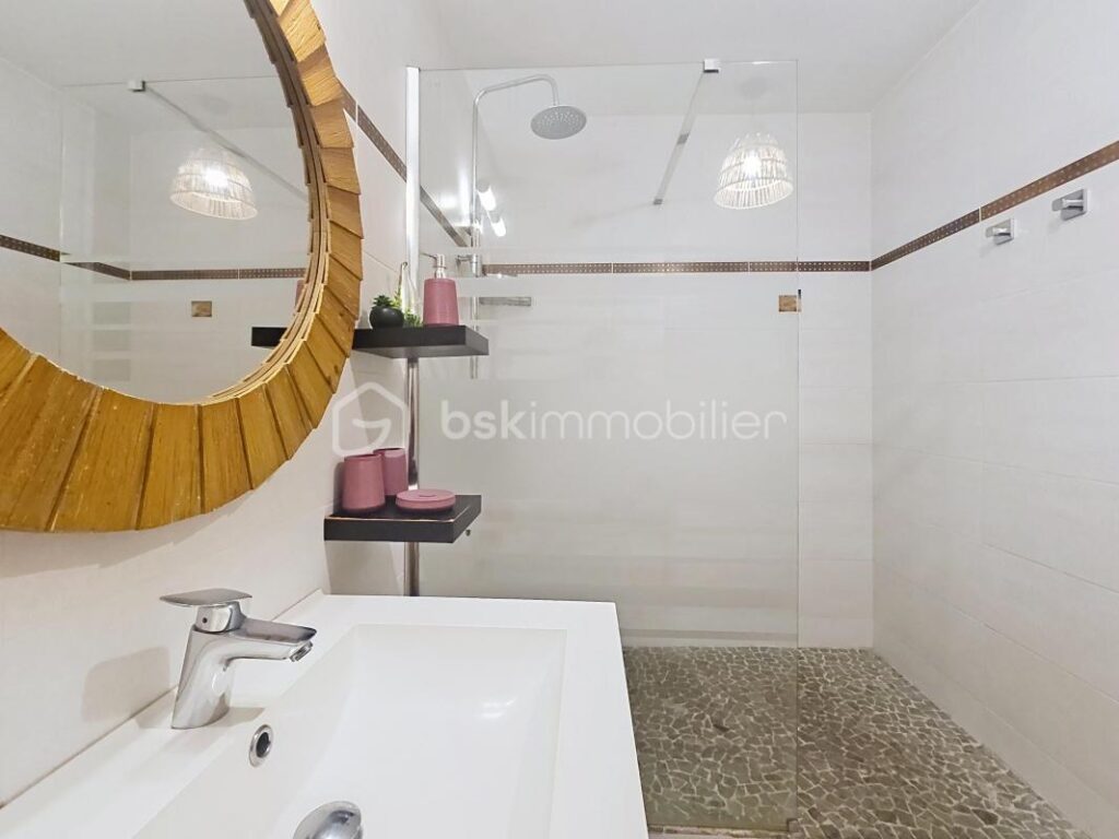 Quart de villa et sa cave Anse des Rochers piscine et plage – 1 pièce – 1 chambre – 21 m²