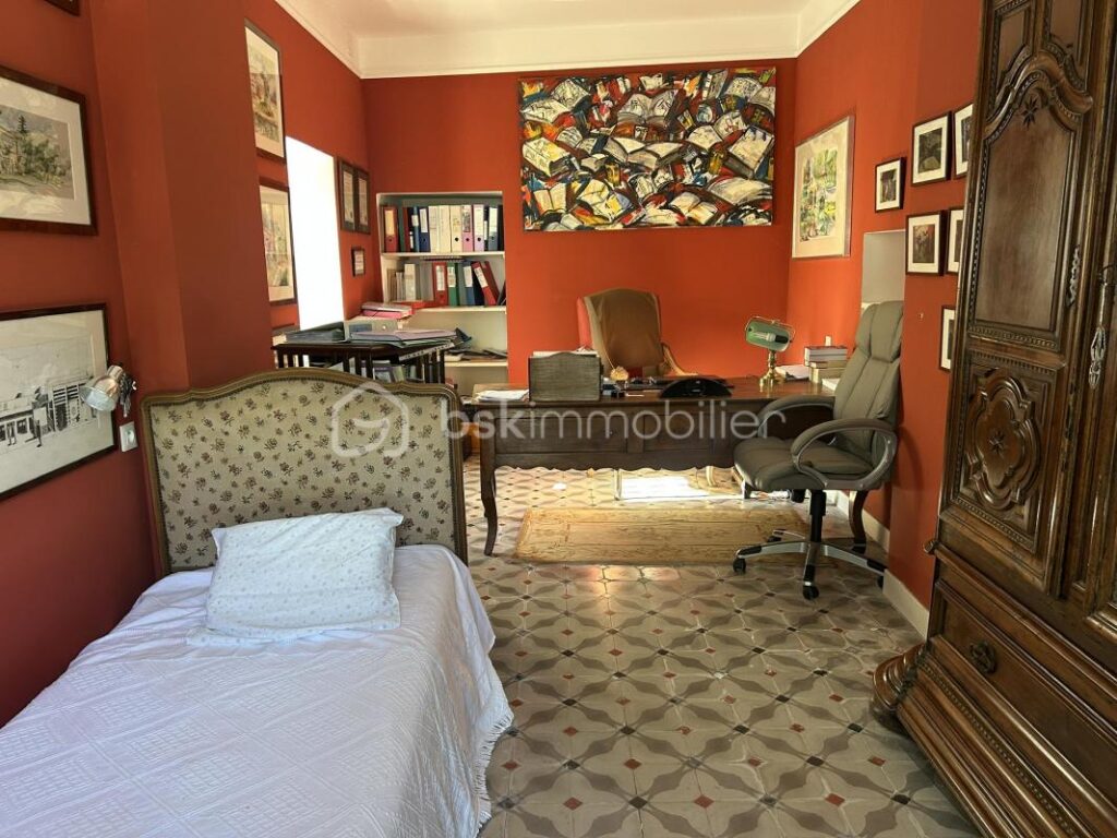 CHÂTEAU et SA MAISON de Gardien – VUE -TERRAIN – PISCINE – DÉPENDANCES – NR pièces – 12 chambres – 722 m²