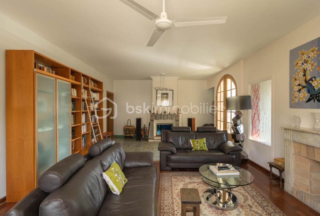 Demeure de caractère avec ascenseur, dépendances et terrain piscinable – 8 pièces – 6 chambres – 255 m²