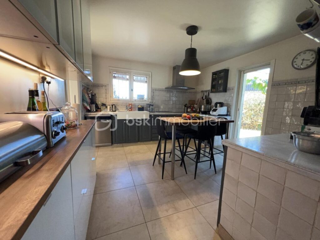 Vue Spectaculaire sur le Rocher : L’Art de Vivre Provençal à La Bouverie – 6 pièces – 4 chambres – 186 m²