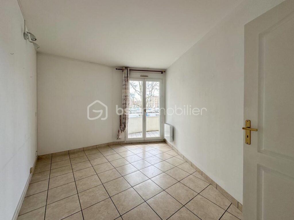 ANNECY CENTRE APPARTEMENT T4 A RENOVER QUARTIER DES ROMAINS – 4 pièces – 3 chambres – 93 m²