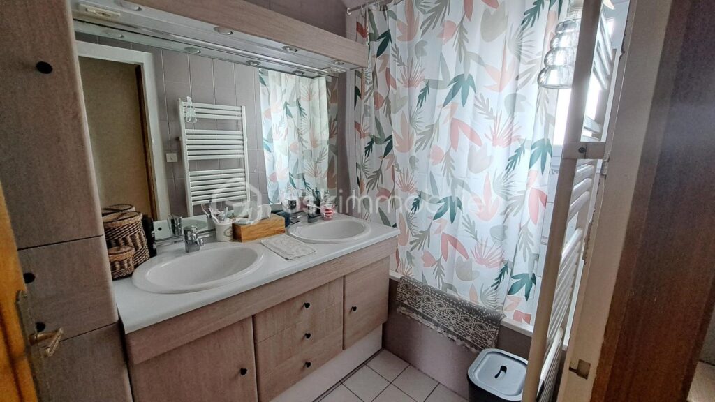 Ensemble immobilier de 2 maisons rénovées – 8 pièces – 4 chambres – 175 m²