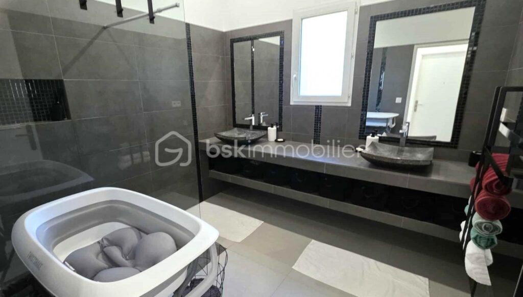 A Lorgues (Var) – MAISON TRADITIONNELLE avec loft indépendant, piscine balinaise & prestations haut de gamme! – 6 pièces – 4 chambres – 150 m²