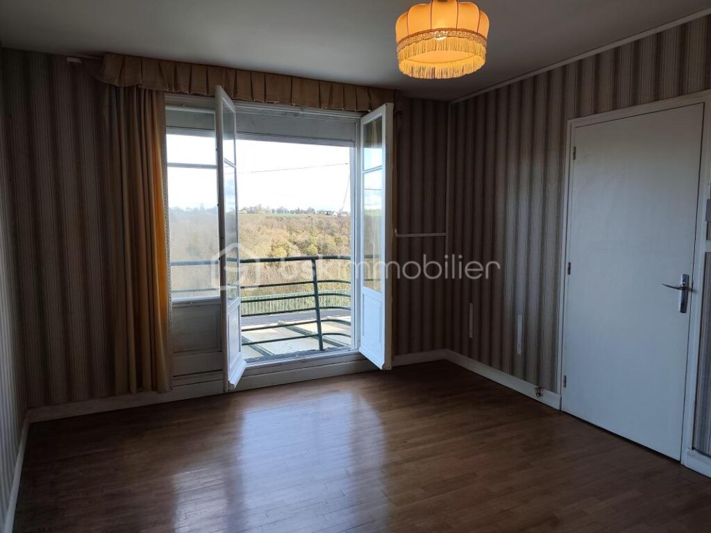 À deux pas du centre-ville de Saint-James – Une maison pleine de potentiel avec véranda et vue dégagée – 5 pièces – 2 chambres – 83 m²