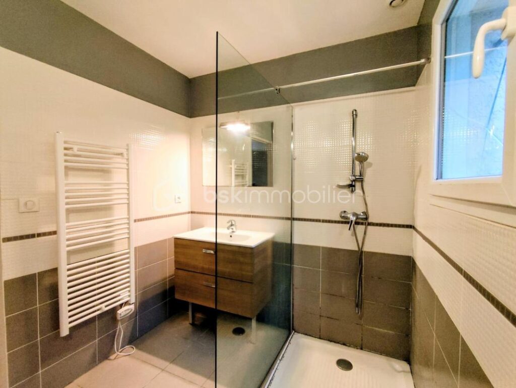 Villa récente avec vue exceptionnelle – Riols – DPE A – Terrain + parcelles – 3 pièces – 2 chambres – 82 m²