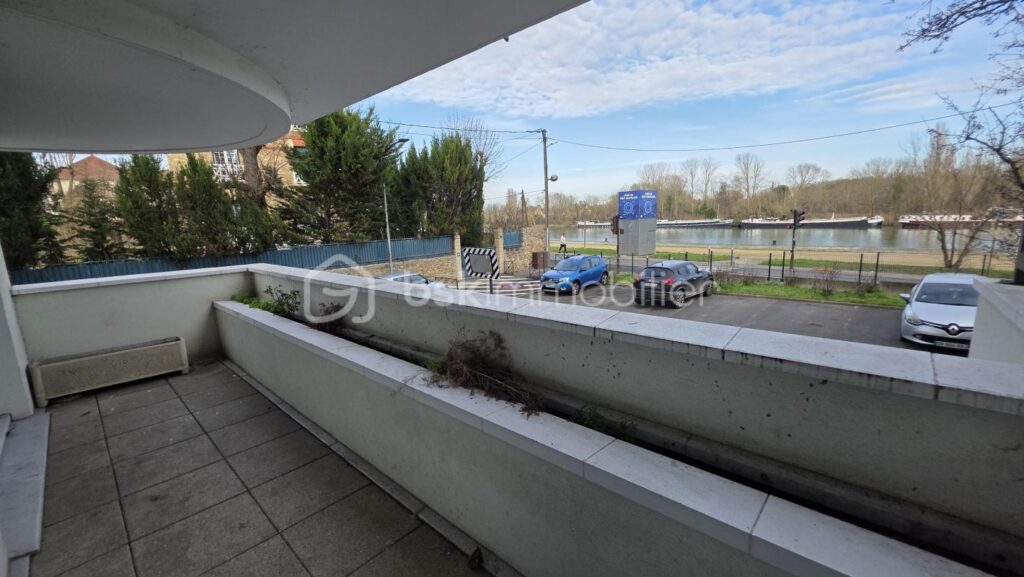 Appartement F3 – 2 chambres – grand balcon vue Seine – Parking privatif en sous-sol – 3 pièces – 2 chambres – 61 m²