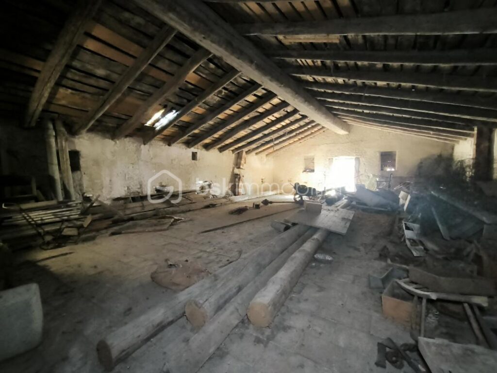 Une maison de 212m² avec un parc arboré de 925m² – 8 pièces – 6 chambres – 213 m²